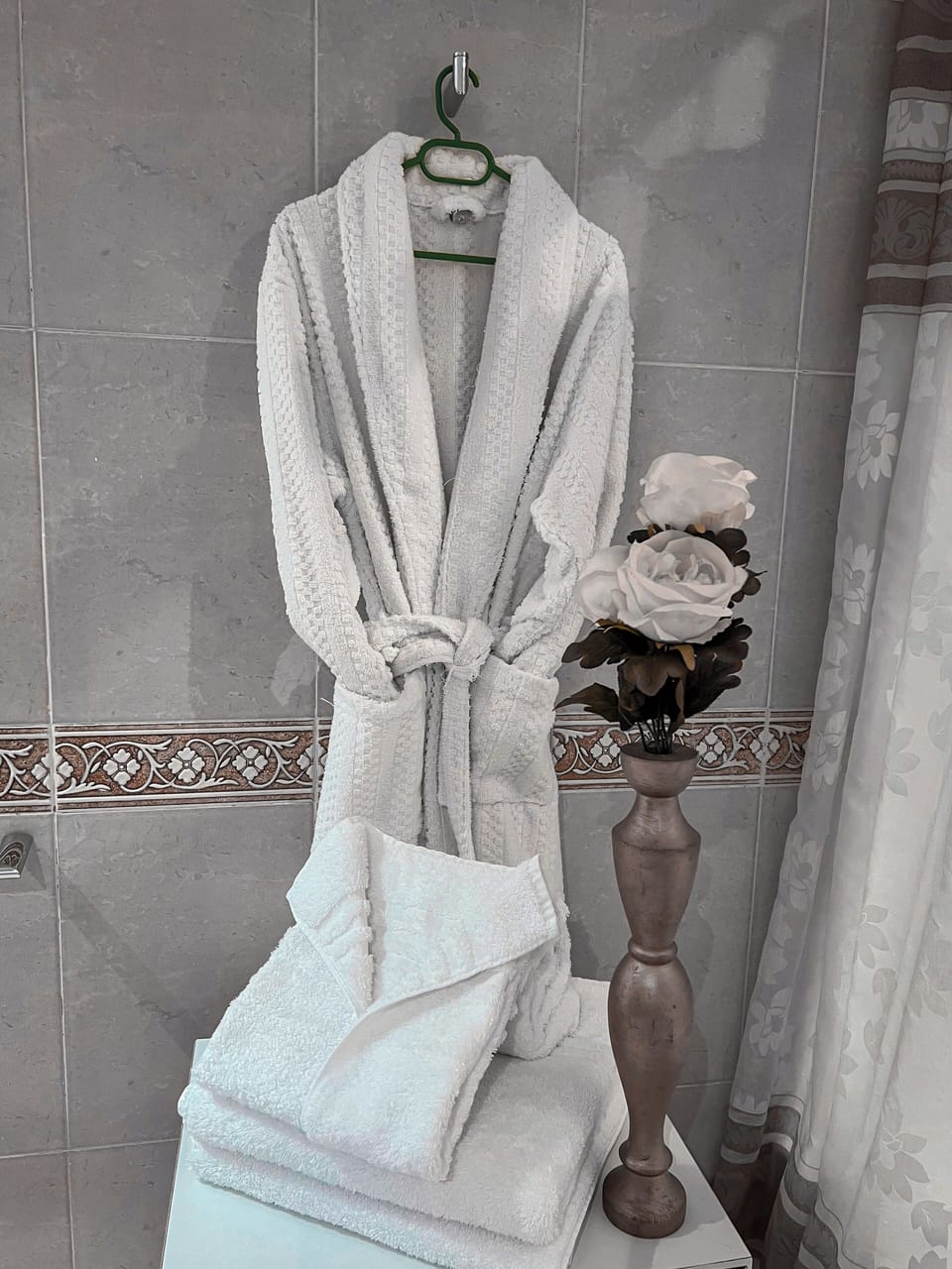 Standard Double Room, 1 King Bed, Non Smoking | Bathroom | Combined shower/tub, deep soaking tub, rainfall showerhead