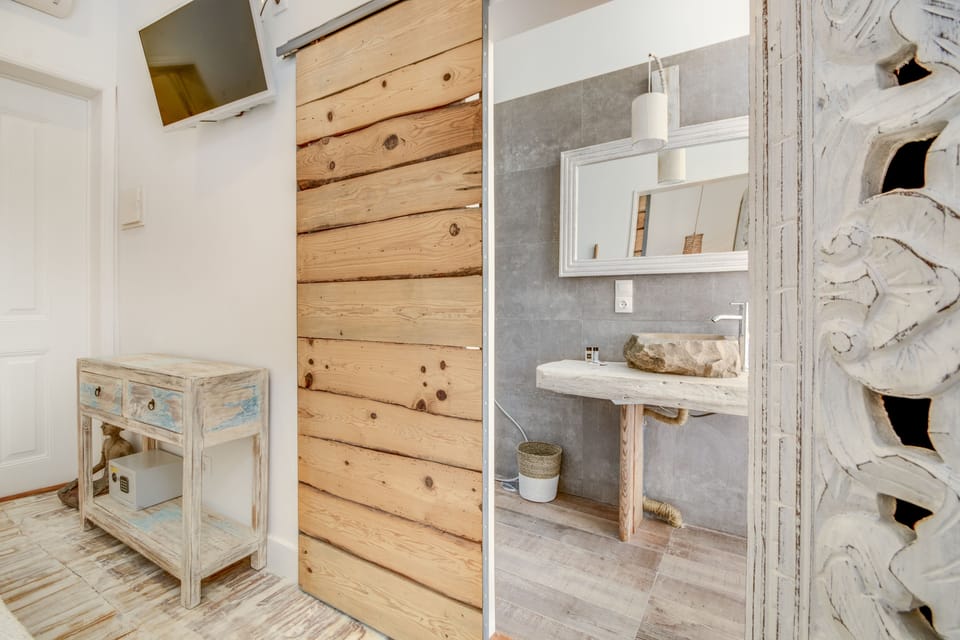 Double Room | Bathroom | Shower, free toiletries, hair dryer, towels