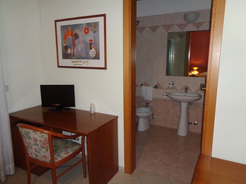 Classic Double or Twin Room | Desk, rollaway beds (surcharge), bed sheets