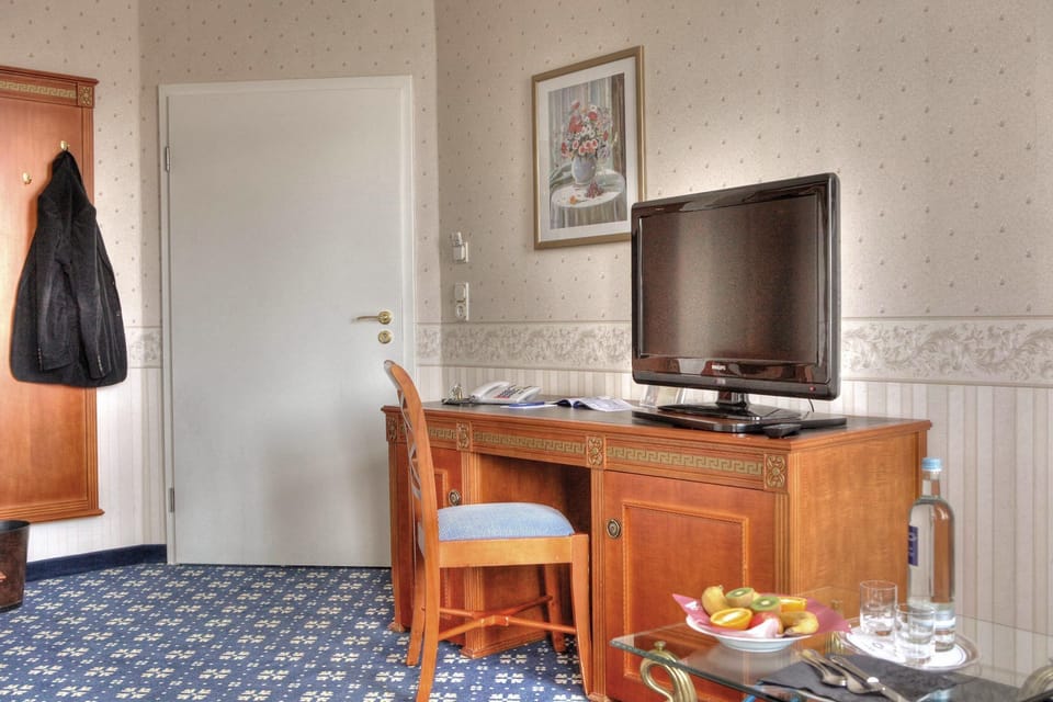 Classic Double Room, Partial Lake View | Desk, free WiFi