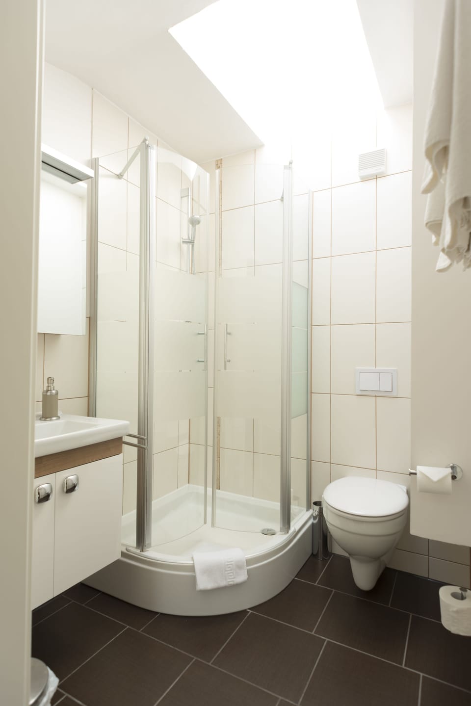 Comfort Double Room | Bathroom | Hair dryer, towels