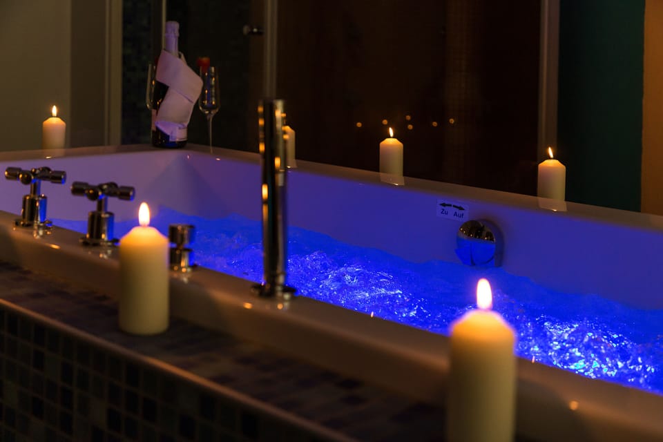 Sauna, hot tub, steam room