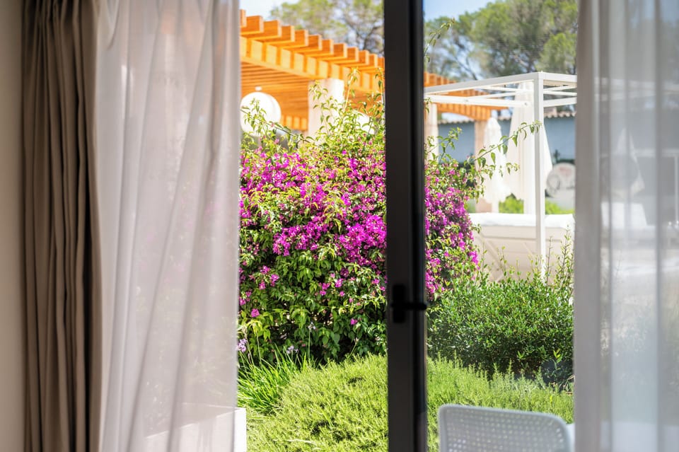 Exclusive Double Room, Garden View, Poolside | Garden view