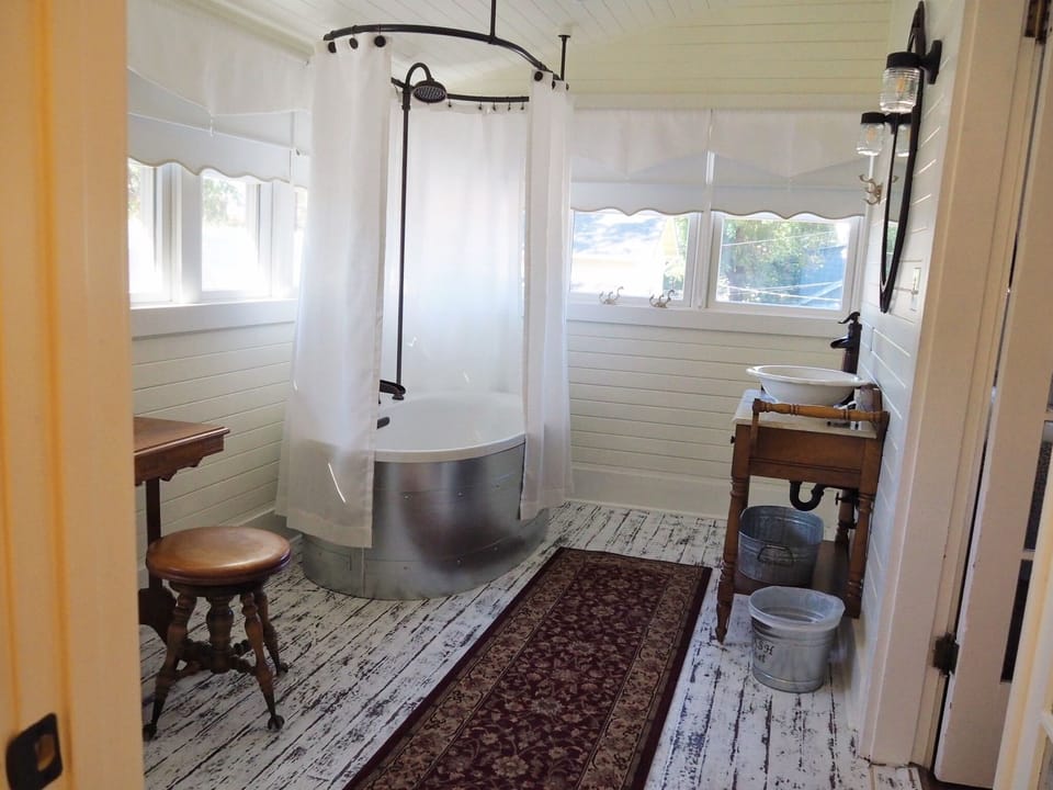 Premium Room, 1 Queen Bed, Non Smoking | Bathroom | Free toiletries, hair dryer, bathrobes, towels