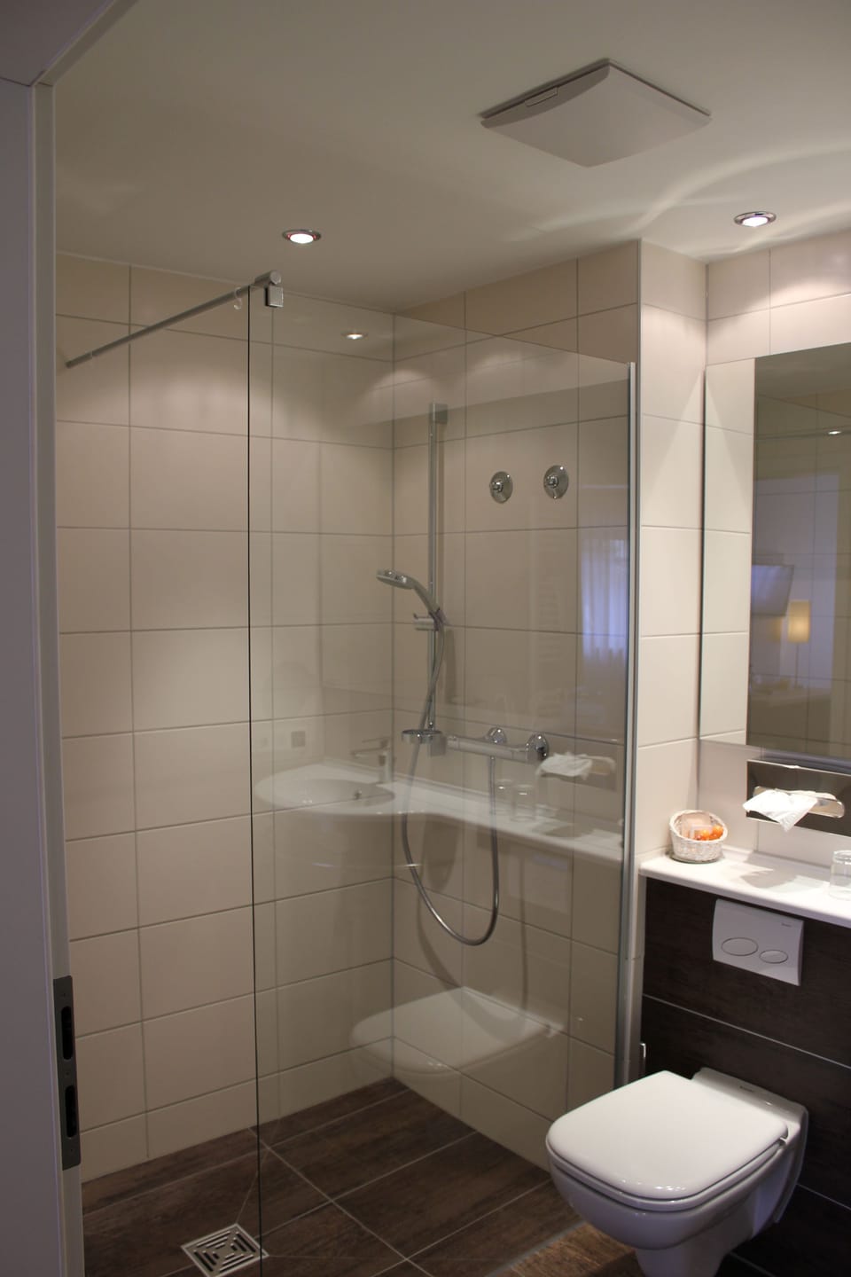 Classic Double Room, Non Smoking, Courtyard Area | Bathroom | Shower, free toiletries, hair dryer, towels