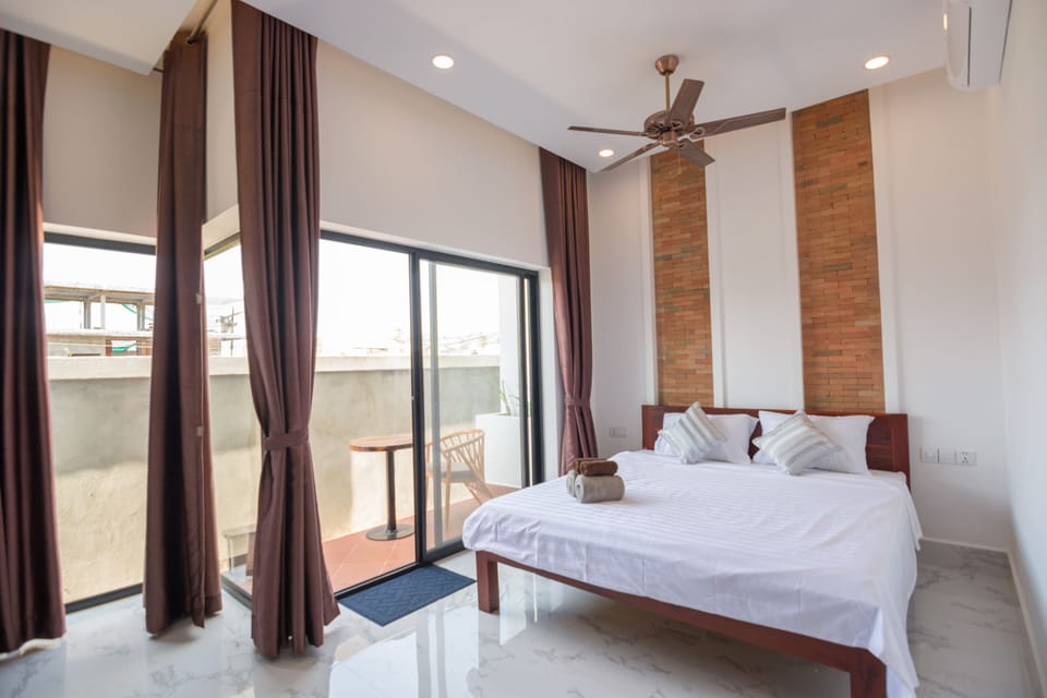 Luxury Studio, 1 King Bed with Sofa bed, City View | Balcony