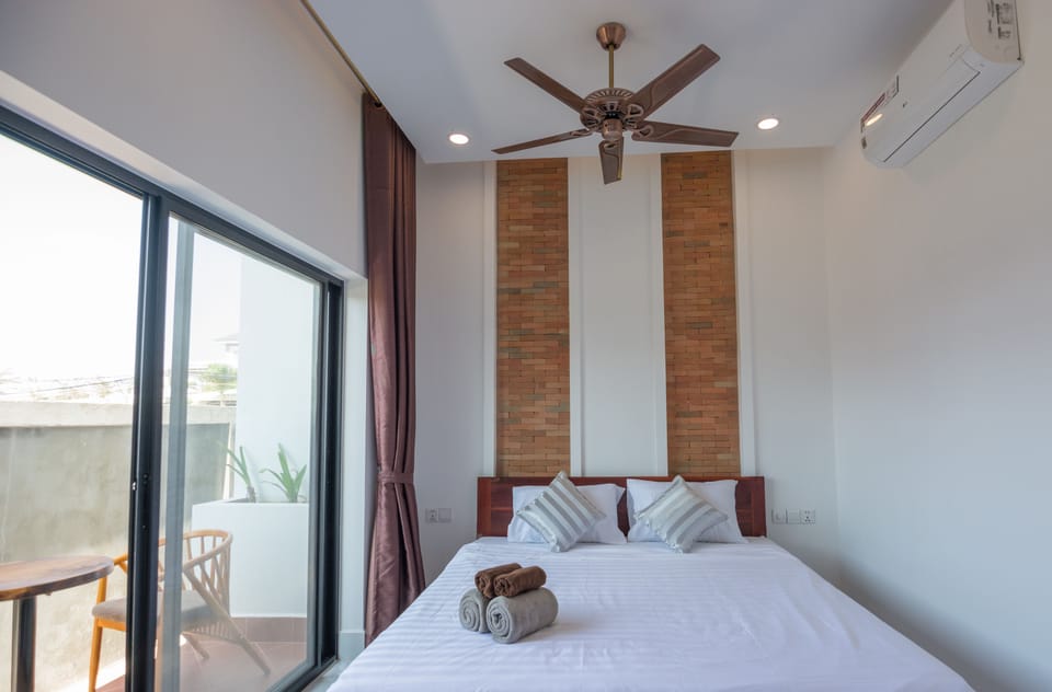 Luxury Studio, 1 King Bed with Sofa bed, City View | Balcony view