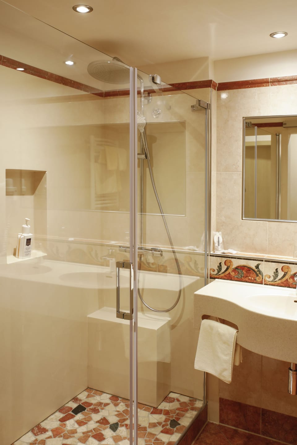 Comfort Suite, Park View | Bathroom amenities | Free toiletries, hair dryer, bathrobes, towels