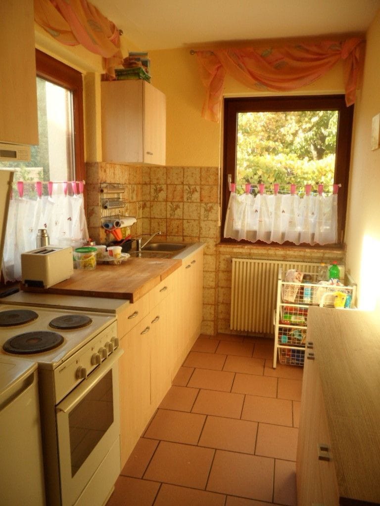 Full-size fridge, microwave, oven, stovetop