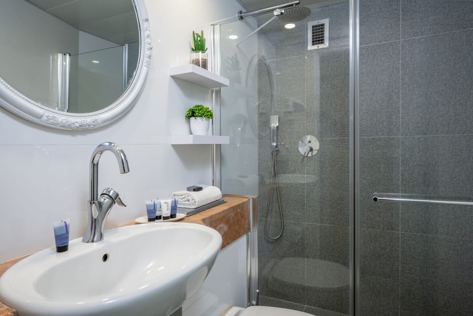 Double Room | In-room safe, desk, free WiFi, bed sheets