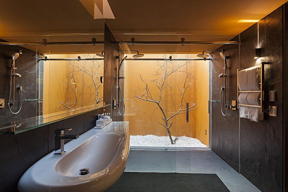Chalé Vila Contemporânea Oriental | Bathroom | Shower, bathrobes, slippers, towels