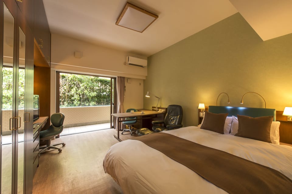 Executive Suite, Kitchen | Memory foam beds, individually furnished, desk, laptop workspace