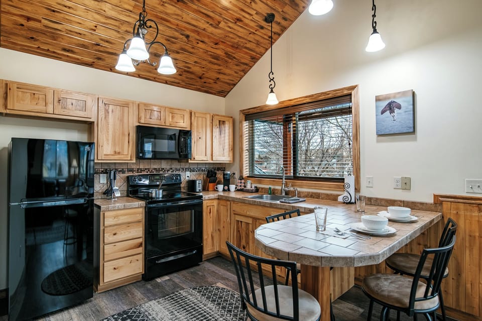 Superior Suite, Multiple Beds, Non Smoking, River View | Private kitchen | Paper towels