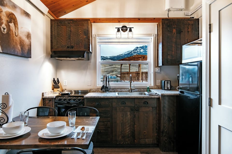 Family Cottage, 2 Queen Beds, Non Smoking | Private kitchen | Paper towels