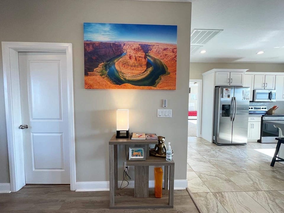 The walls feature works of art that will capture your imagination, and the decor is both stylish and comfortable.