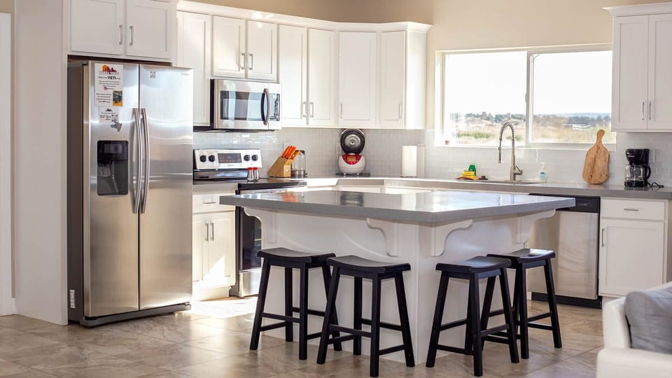 Don’t get too distracted by the views from the kitchen! You’ll find everything you need to prepare your favorite dishes, as well as plenty of space to do it in. Plus, the breakfast bar offers seating for 4.