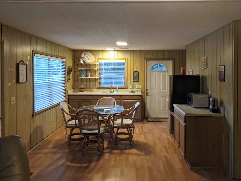 Dinette and Wet Bar in the Bedroom House...
