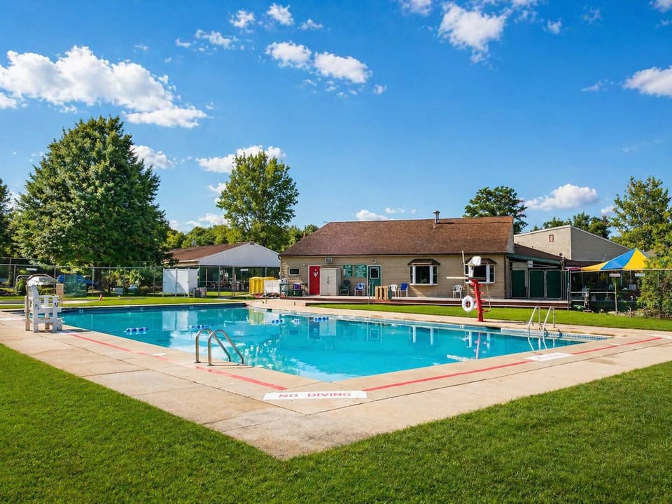 Community pool - open Memorial Day - Labor Day weekend 