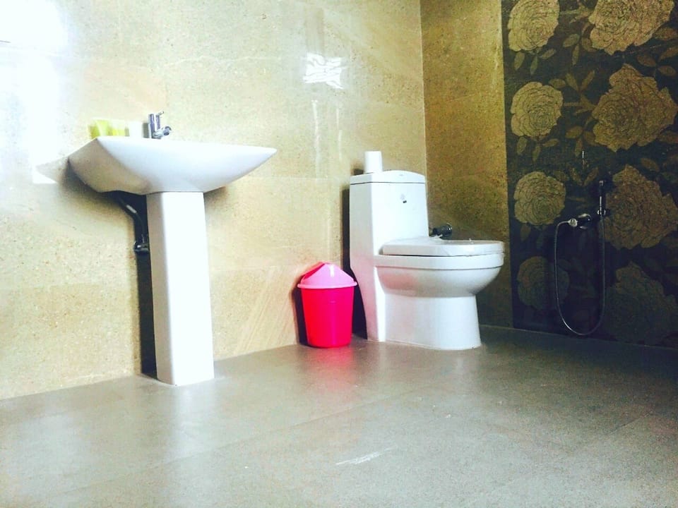 Deluxe Double or Twin Room, 1 Double Bed, Smoking, Mountain View | Bathroom | Shower, towels