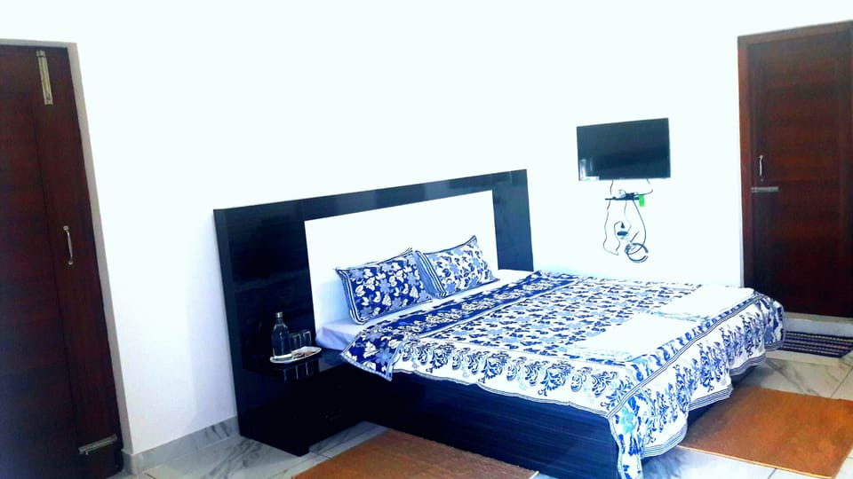 Deluxe Double or Twin Room, 1 Double Bed, Smoking, Mountain View | Free WiFi, bed sheets