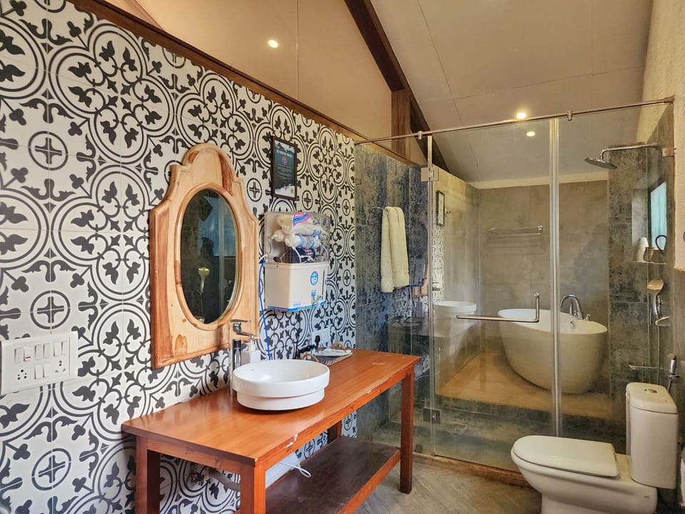 Superior Studio | Bathroom | Free toiletries, hair dryer, towels, soap