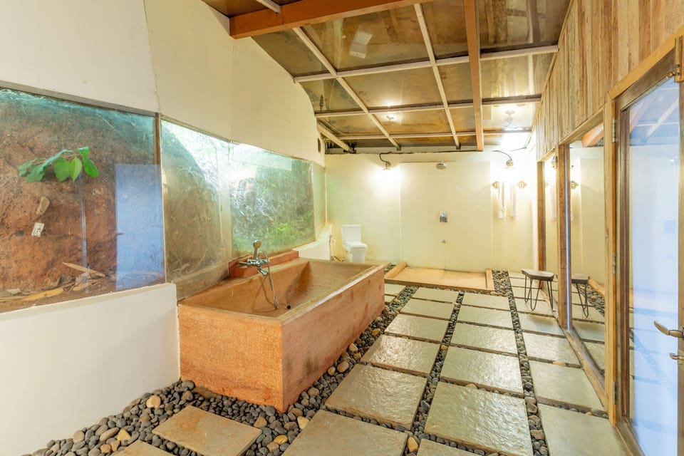 Executive Studio | Bathroom | Free toiletries, hair dryer, towels, soap