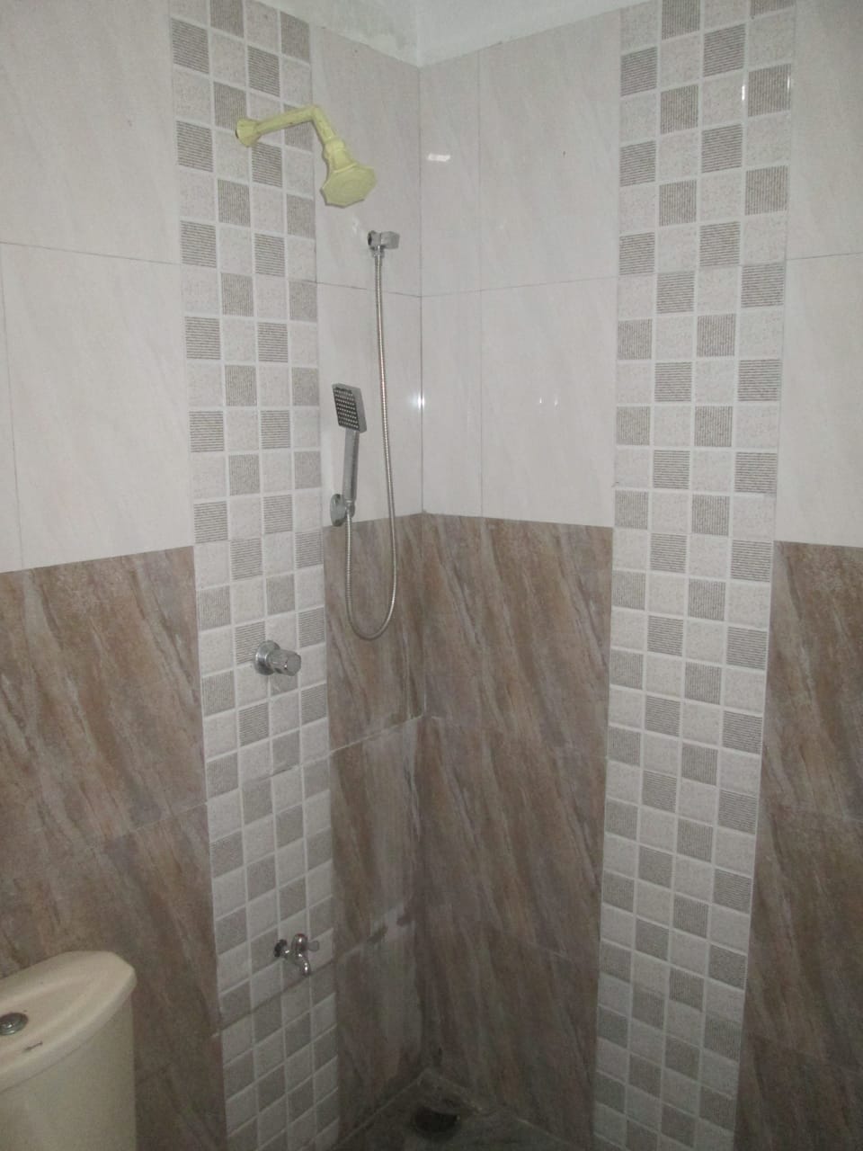 Standard Single Room, 1 Queen Bed, Non Smoking | Bathroom | Shower, towels