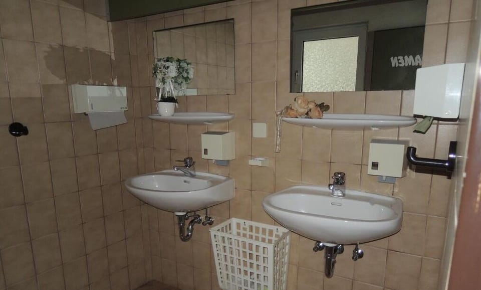 Deep soaking tub, free toiletries, hair dryer, towels