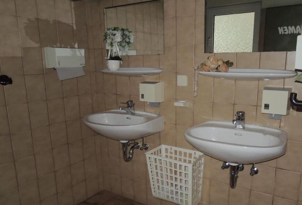 Deep soaking tub, free toiletries, hair dryer, towels