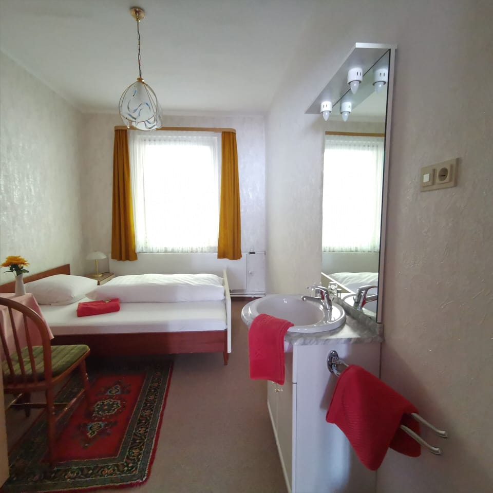 Double Room, Shared Bathroom | Soundproofing, free WiFi, bed sheets