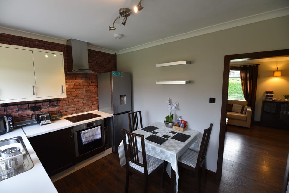Full-size fridge, microwave, oven, stovetop