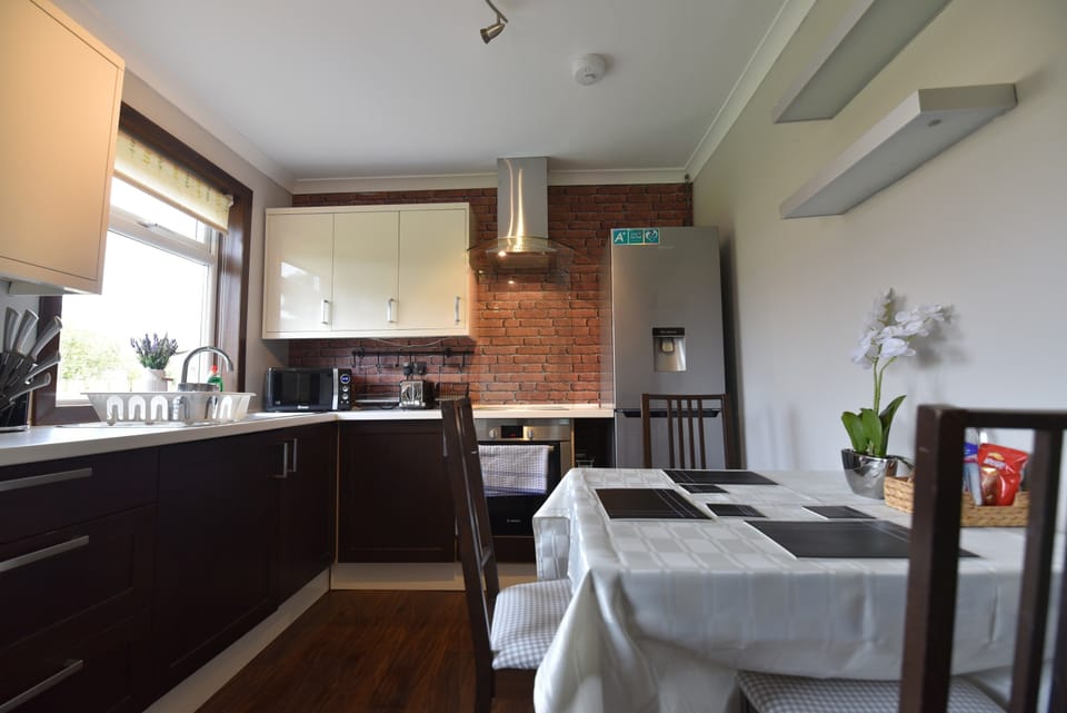 Full-size fridge, microwave, oven, stovetop