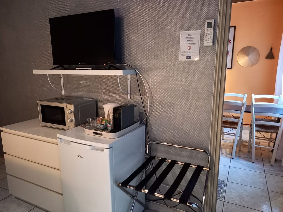 Junior Suite, Multiple Beds, Garden View | Private kitchenette | Fridge, microwave, espresso maker, coffee/tea maker