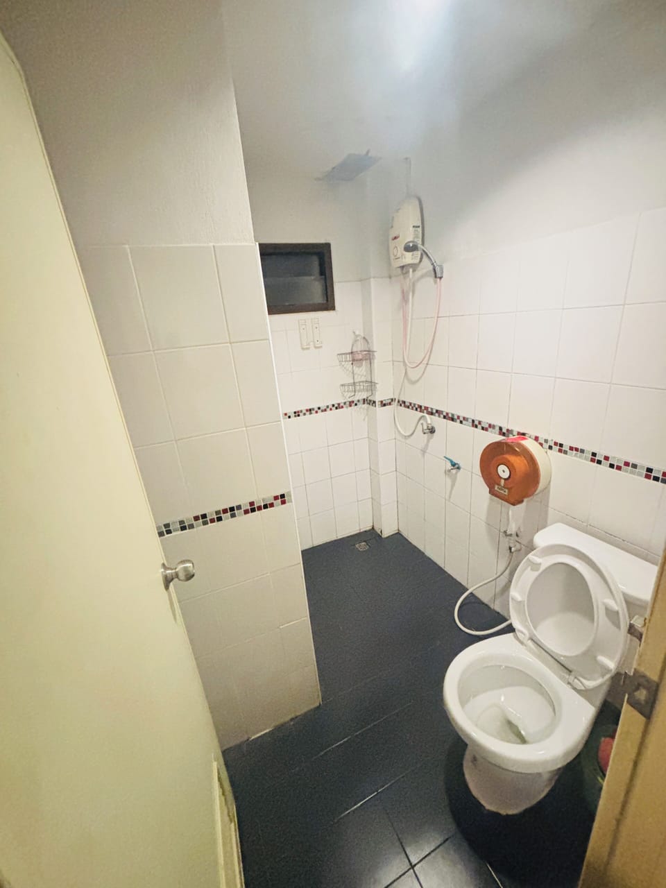 Triple Room | Bathroom | Shower, free toiletries, towels