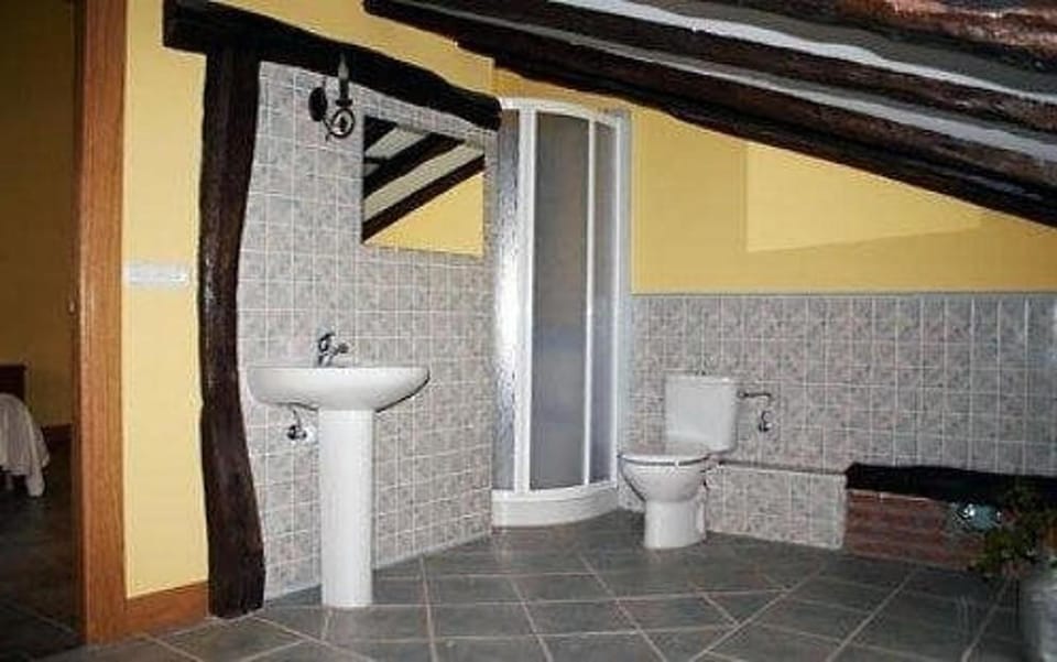 Comfort Double Room, Garden View | Bathroom | Shower, towels