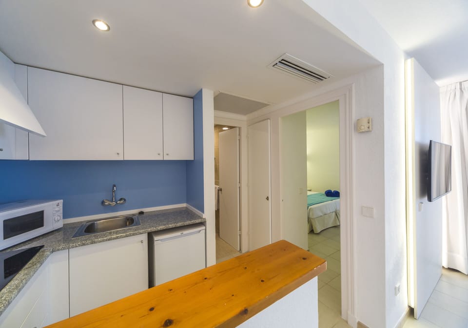 Apartment, 1 Bedroom | Private kitchen | Microwave, cookware/dishes/utensils