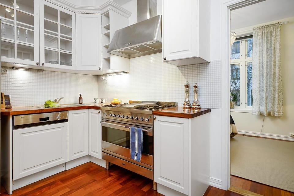 Deluxe Apartment, Multiple Beds, Non Smoking | Private kitchen | Full-size fridge, microwave, oven, stovetop