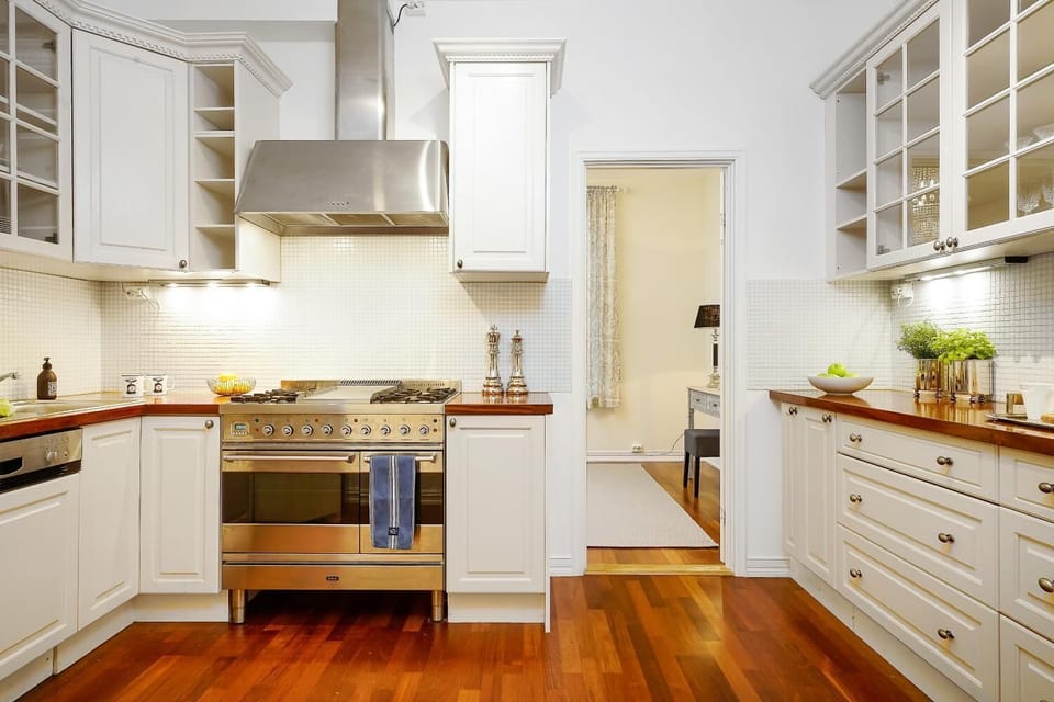 Deluxe Apartment, Multiple Beds, Non Smoking | Private kitchen | Full-size fridge, microwave, oven, stovetop