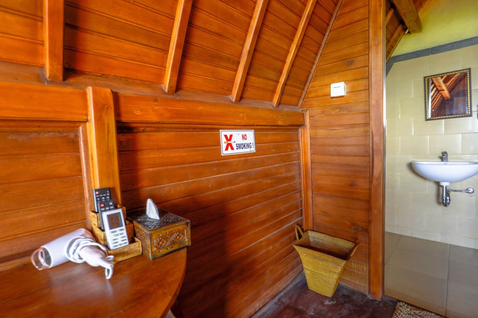 Deluxe Room | Bathroom | Shower, free toiletries, hair dryer, towels
