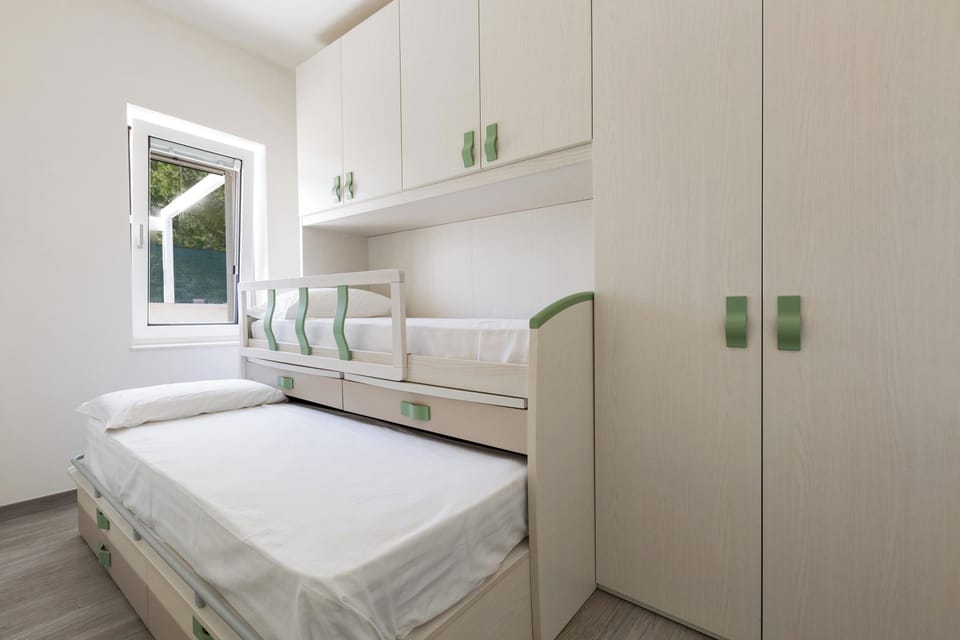 6 bedrooms, iron/ironing board, WiFi (free)