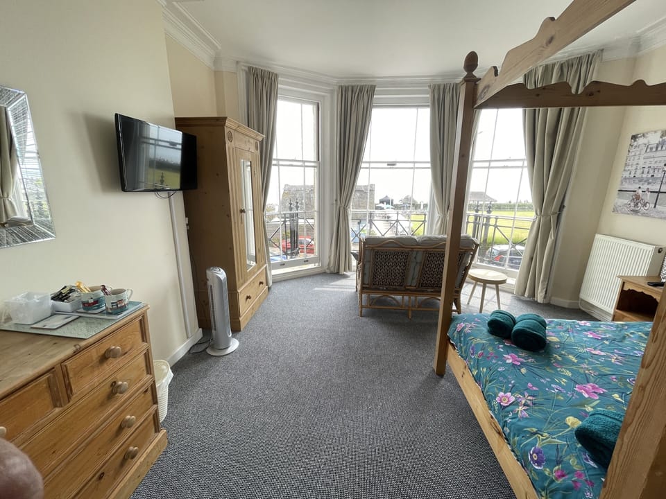 Deluxe Double Room, Sea View | Free WiFi, bed sheets