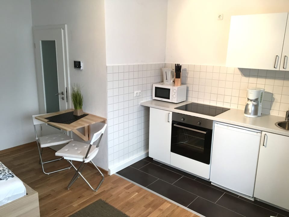 Basic Studio | Private kitchen | Espresso maker, coffee/tea maker, fridge, microwave