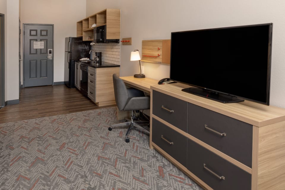 Premium bedding, desk, WiFi (free), bed sheets