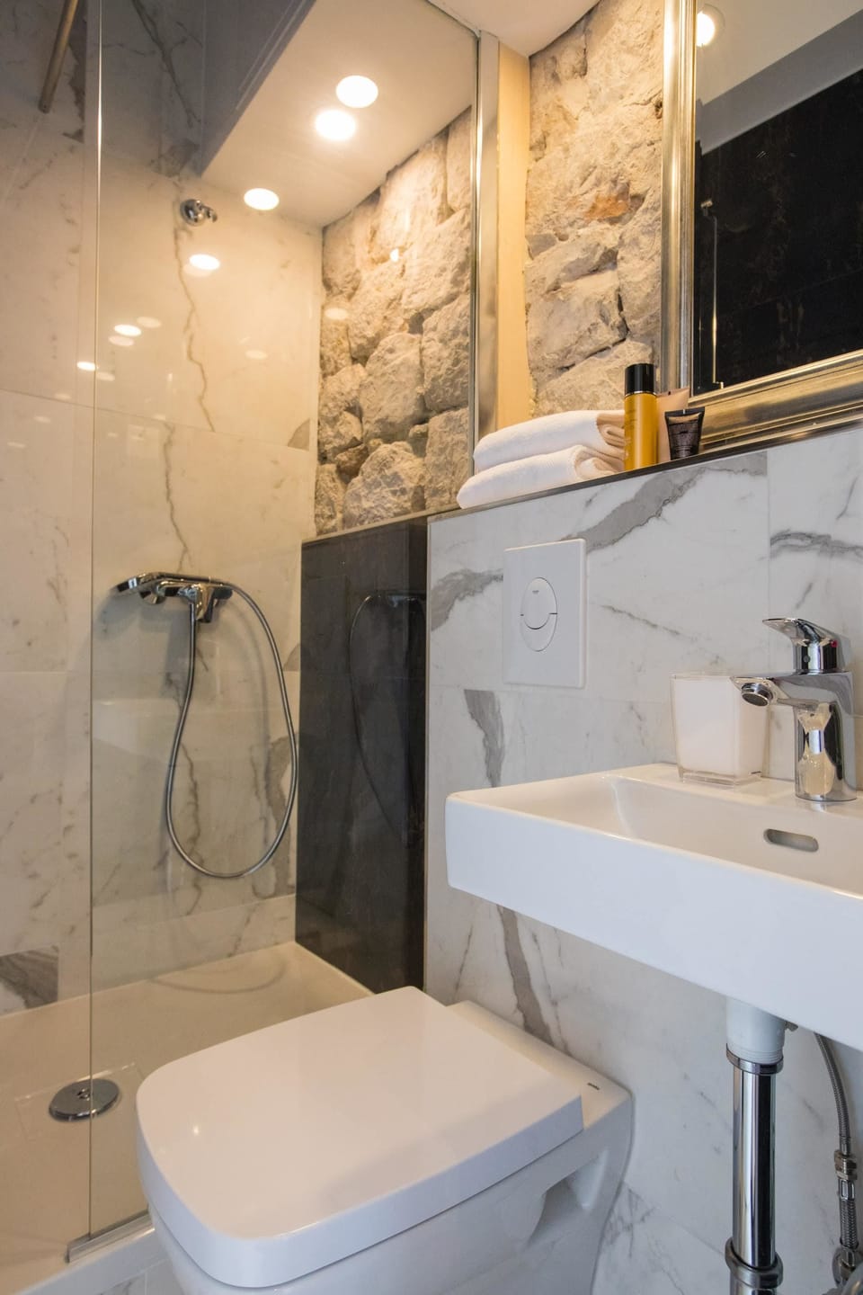 Deluxe King Room 1 | Bathroom | Shower, free toiletries, hair dryer, towels