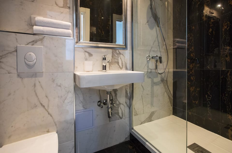 Superior Double Room (3) | Bathroom | Shower, free toiletries, hair dryer, towels