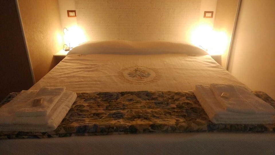 Double Room, Private Bathroom | Desk, iron/ironing board (on request), WiFi (free), bed sheets