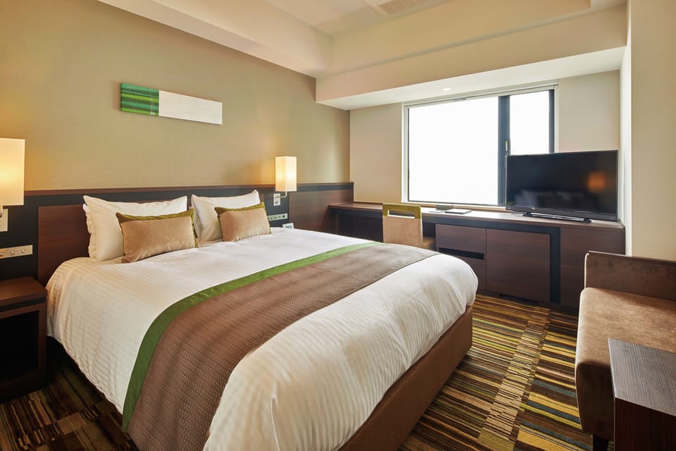 Down comforters, in-room safe, desk, soundproofing