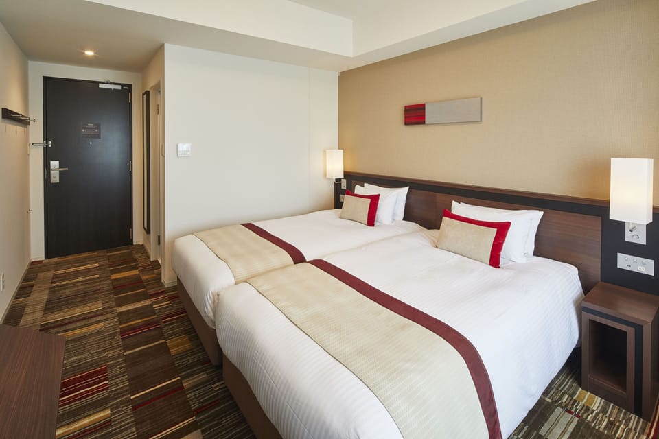 Down comforters, in-room safe, desk, soundproofing
