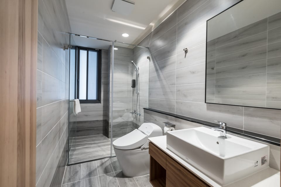Deluxe Quadruple Room | Bathroom | Shower, hair dryer, slippers, bidet