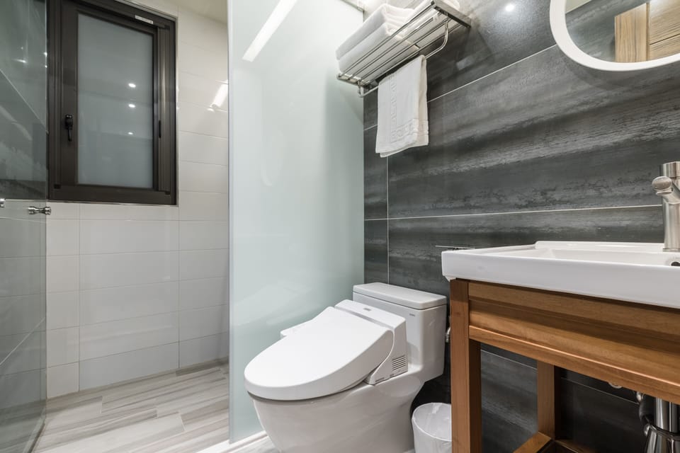 Standard Double Room, Non Smoking | Bathroom | Shower, hair dryer, slippers, bidet